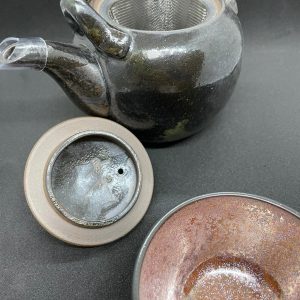 Artisan Signed "Black Pearl" Kyusu Teapot with Fine Mesh Infuser & Rustic Iron-Glaze Tasting Cup 【名家落款】黑金斑斕・手作急須壺 (附濾網) & 鐵鏽金屬釉茶盞